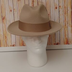 MEN'S MONTIQUE BEIGE LIGHT FELT 2 1/2" WIDE BRIM PINCH FEDORA HAT. H60